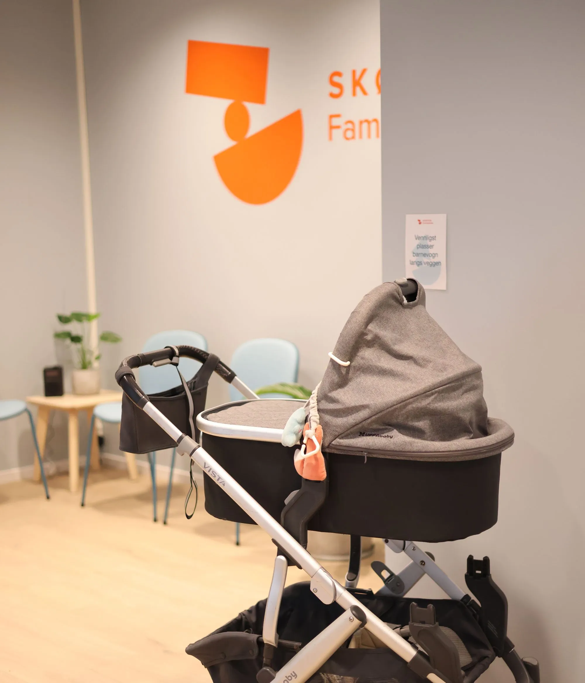 Barnevogn i venterommet ved Skøyen familieklinikk