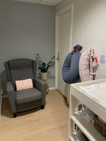 Ammekroken med lenestol, ammeputer og stellebord ved Skøyen familieklinikk